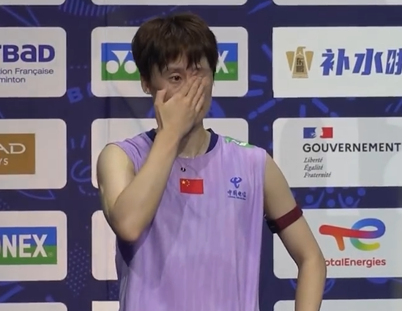 陈雨菲丢冠!采访+颁奖全都眼含泪水,自曝吃了八颗止疼药!